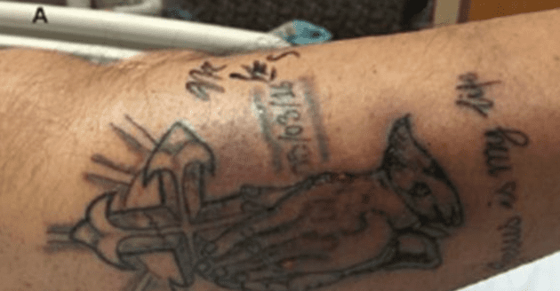 Se hizo un tatuaje, se metió al mar, y murió un mes después