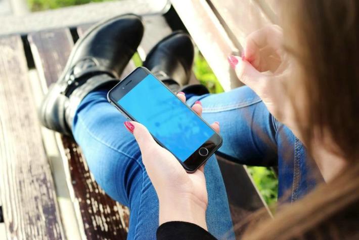 Joven se queda ciega de un ojo por jugar todo el día en su celular