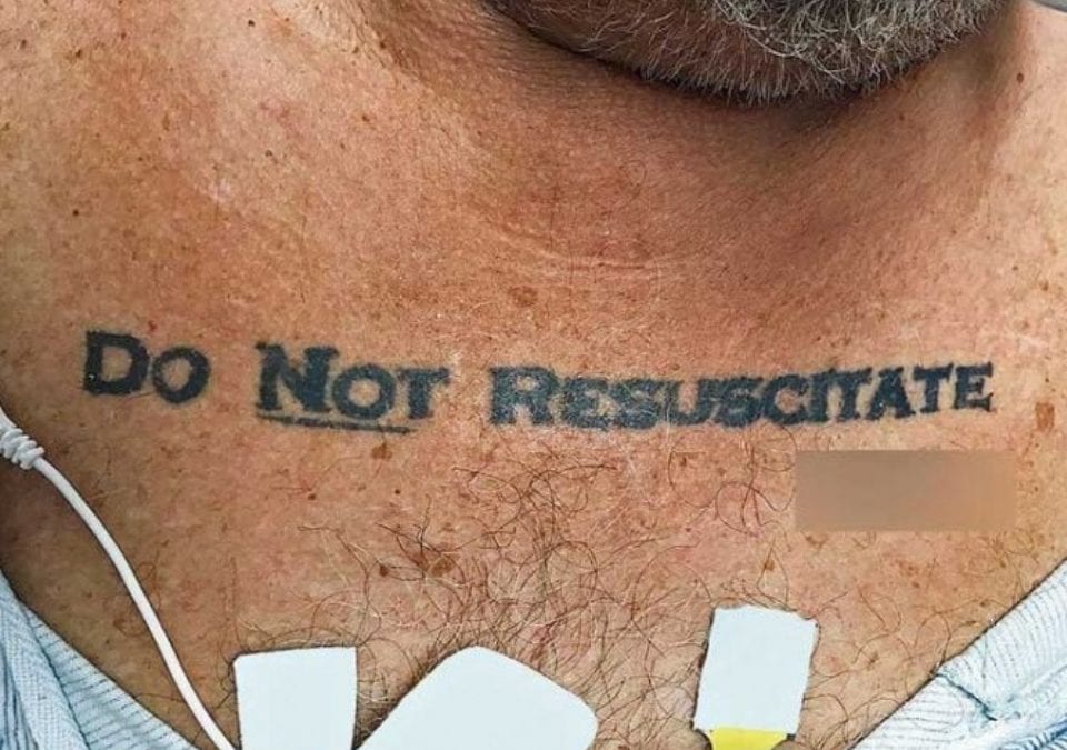 Este tatuaje conflictu a varios mdicos: No resucitar