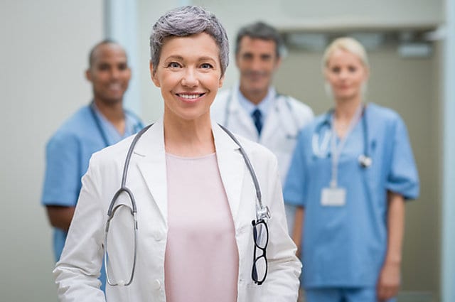 Las mujeres sobreviven más a un ataque cardíaco si las tratan doctoras