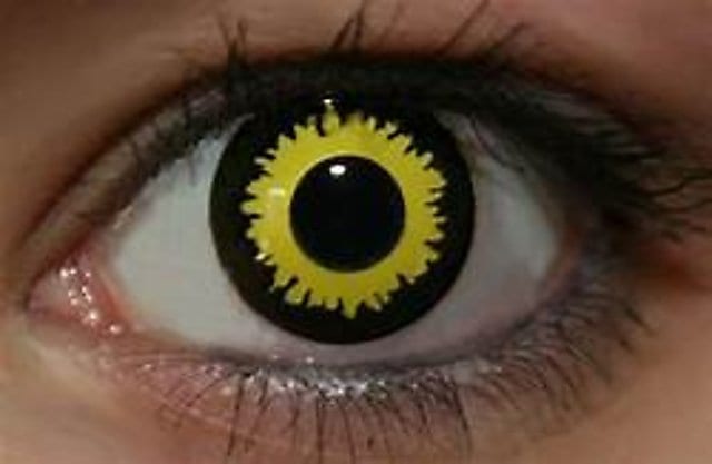 Tirar las lentillas por el desagüe incrementa los microplásticos del mar